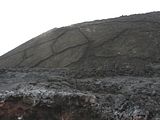 Die Hitze der Lava taute den Dauerfrostboden am benachbarten Hang, was zum Abrutschen der Oberfläche führte.